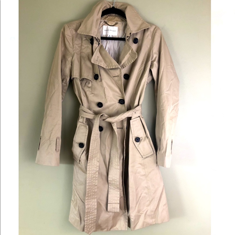 Lighweight trench coat